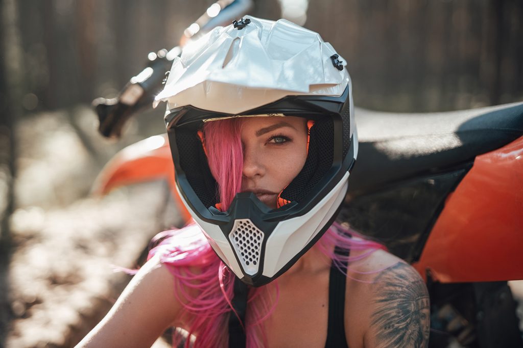 frau mit Enduro Motorrad Helm